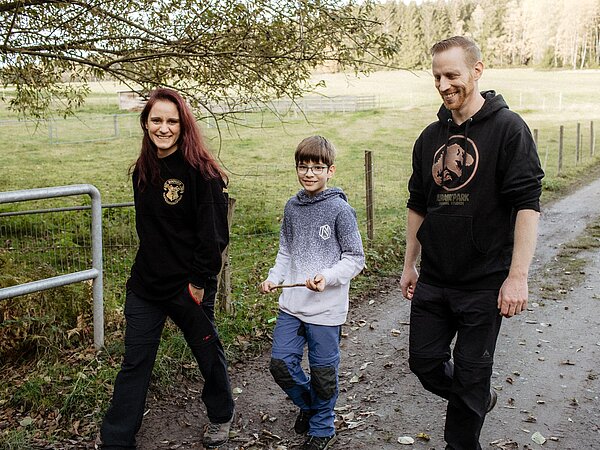 Familie Konrad im spaziert in der Nähe ihres neuen Wohnorts